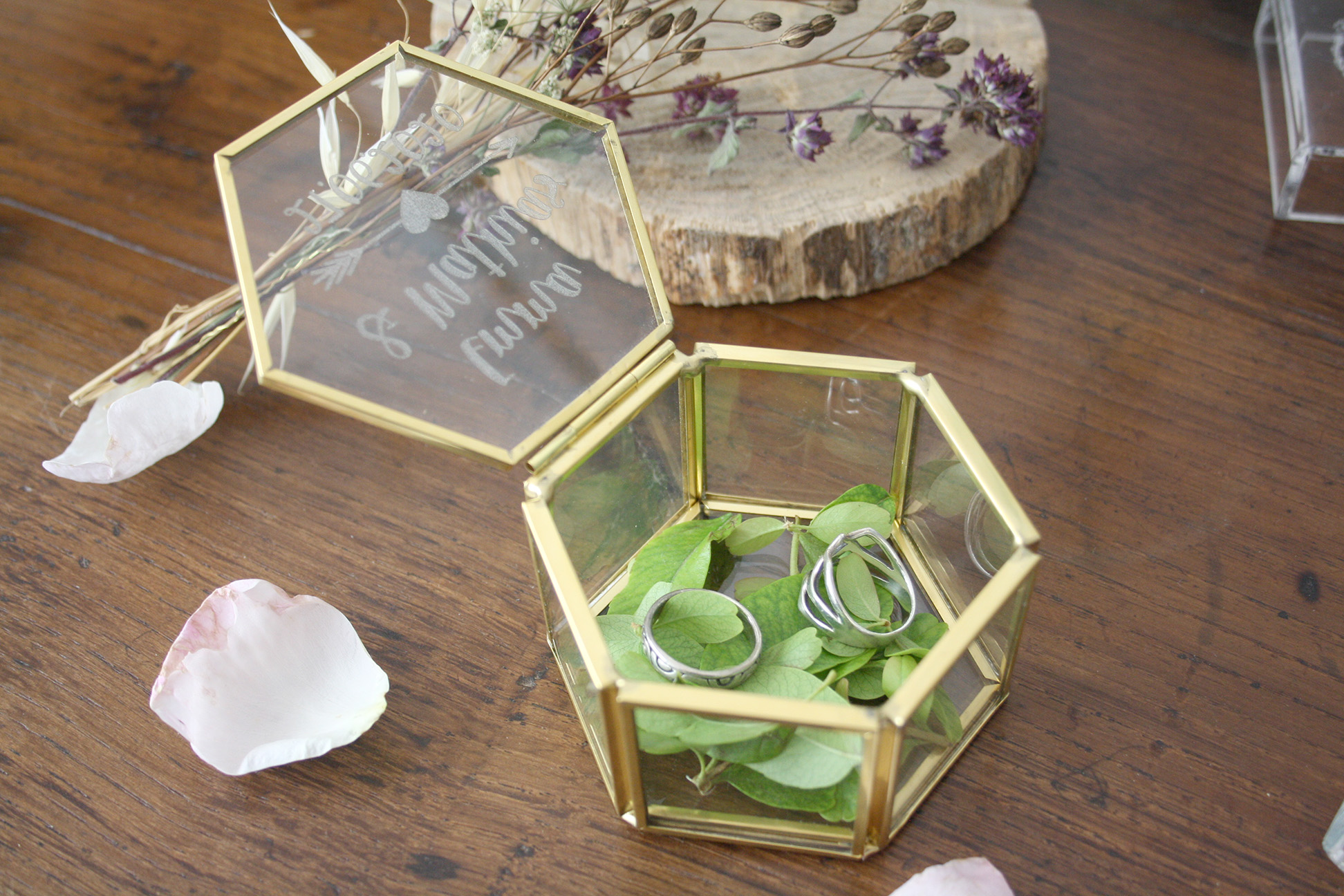 Boîte à alliances en verre et métal doré, personnalisée avec vos prénoms et  date gravés, forme hexagonale, boîte vitrine - Atelier Mumu