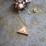 collier bois triangle